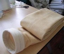 PTFE針刺氈采用PTFE（聚四氟乙烯纖維）經(jīng)三維針刺而成的一種過濾材料.PTFE纖維為大分子線性結(jié)構(gòu)，因而具有極強(qiáng)的耐溫、耐磨、耐腐、耐化學(xué)穩(wěn)定性,廣泛適用于鋼鐵、電力、垃圾焚燒等