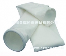 拒水防油針刺氈的生產(chǎn)流程如下： 纖維開(kāi)松--梳理--鋪網(wǎng)--預(yù)刺--主刺--成氈--燒毛--軋光--浸漬PTFE(防水劑)--烘干--定型--軋制--卷裝。 濾布經(jīng)防水防油處理的過(guò)濾袋應(yīng)用在含濕量較大的場(chǎng)