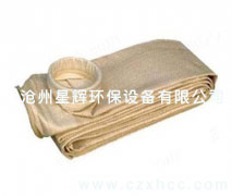 易清灰針刺氈是在普通滌綸針刺氈的基礎(chǔ)上進(jìn)行表面燒毛、壓光處理，易清灰針刺氈使之表面光滑,透氣性能好,易清灰針刺氈在使用中大大降低除塵器收塵袋清除灰塵的勞動(dòng)強(qiáng)度。
