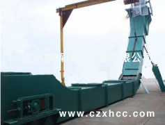 MZ型埋刮板輸送機(jī)是一種在封閉的巨形斷面殼體內(nèi),借助于運(yùn)動(dòng)著的刮板鏈條來輸送散狀物料的連續(xù)運(yùn)輸設(shè)備.由于在輸送物料時(shí),刮板鏈條全部埋在物料之中,故稱為埋刮板輸送機(jī).