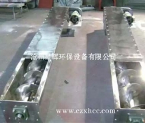 本公司自行設(shè)計(jì)的各種規(guī)格不銹鋼螺旋輸送機(jī)，其整體剛性好、運(yùn)轉(zhuǎn)平穩(wěn)、易對(duì)中、密封可靠，不銹鋼有軸螺旋機(jī)的螺旋軸一般采用兩端部滾動(dòng)軸承支承（滾動(dòng)軸承采用國(guó)內(nèi)外的優(yōu)質(zhì)產(chǎn)